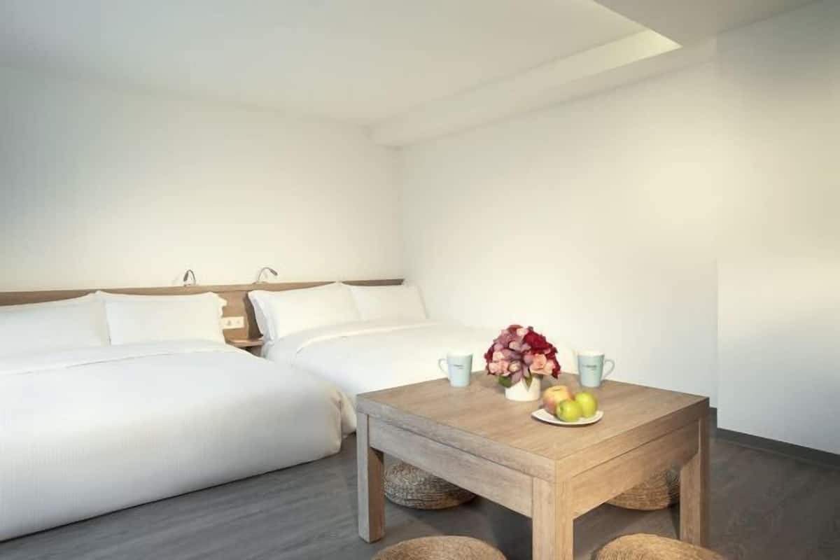 In-room safe, desk, WiFi (free), bed sheets