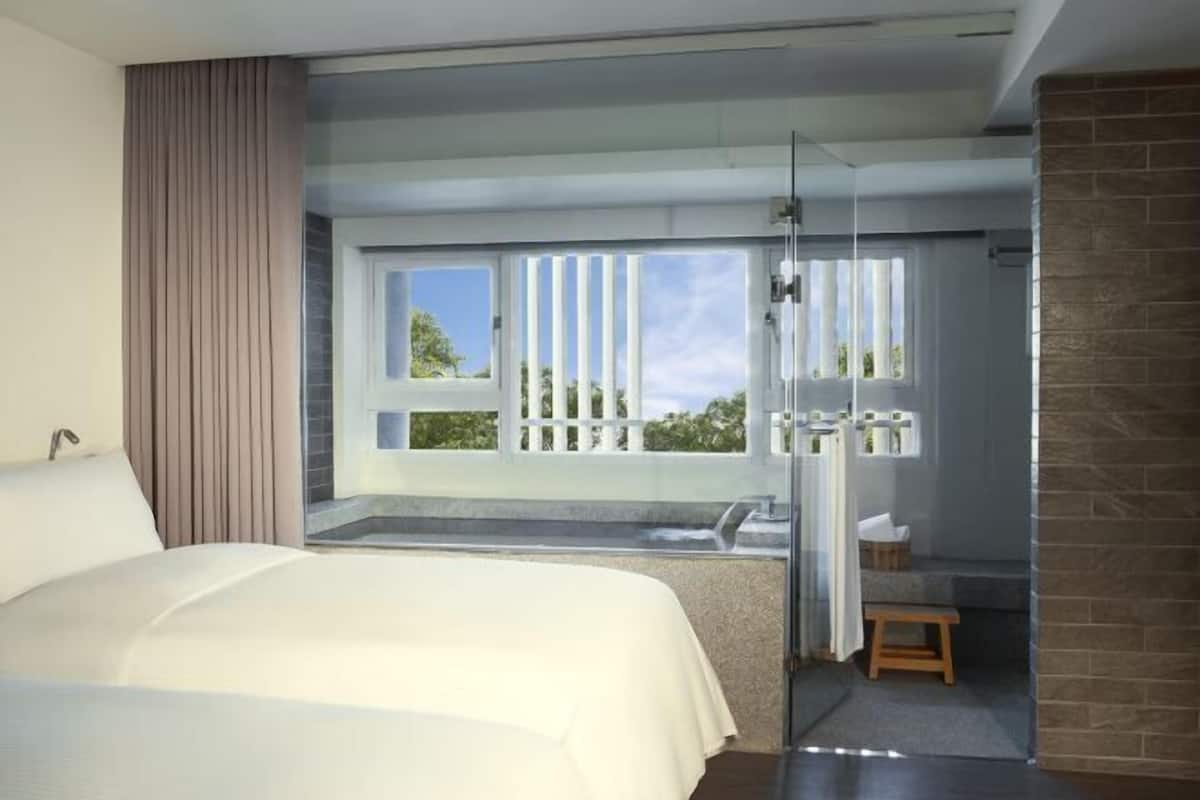 In-room safe, desk, free WiFi, bed sheets