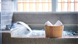 Kombinert dusj/badekar, kildevannsbadekar, hårføner og tøfler