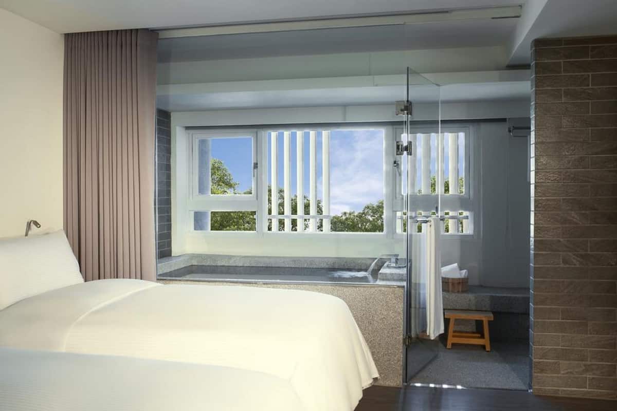 twin room | in-room safe, desk, free wifi, bed sheets