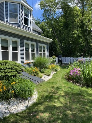 Garden - 3 Waves Bed & Breakfast (Plymouth)