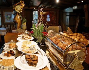 Un buffet proposant une variété de produits de boulangerie et de pâtisserie.