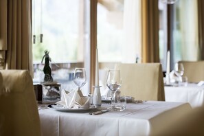 ランチ、ディナーに営業