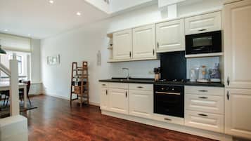 Loft, 2 kamar tidur, pemandangan kota | Dapur pribadi | Lemari es, microwave, kompor, dan mesin pencuci piring