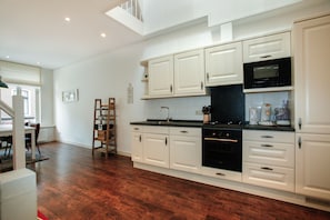 Loft, 2 chambres, vue sur la ville | Cuisine privée | Réfrigérateur, four à micro-ondes, surface de cuisson, lave-vaisselle