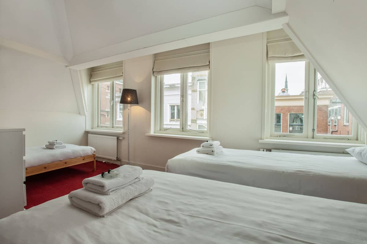 Apartemen, 2 kamar tidur (spacious) | Setrika/meja setrika, Wi-Fi gratis, dan seprai linen