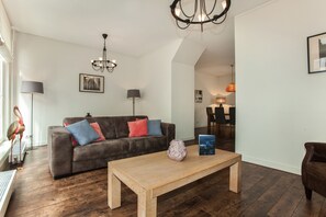 Apartment, 2 Bedrooms (spacious) | Living room