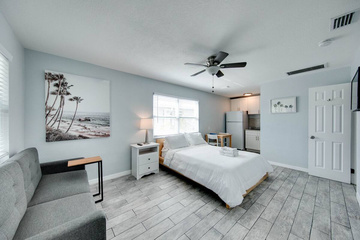 Queen Studio with Kitchenette (Unit 8) | 1 bedroom, hypo-allergenic bedding, individually decorated