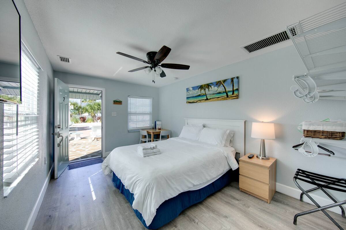 Queen Studio with Kitchenette (Unit 2) | 1 bedroom, hypo-allergenic bedding, individually decorated