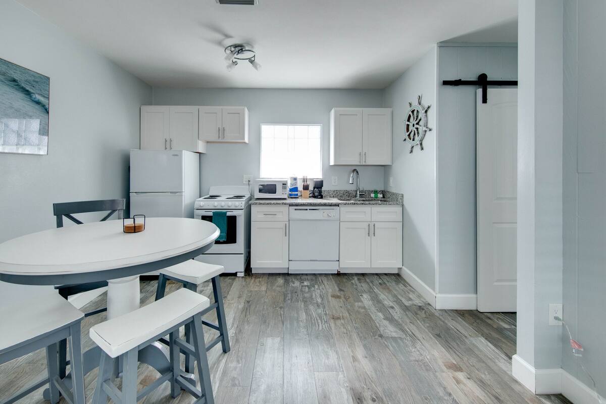 Full-sized fridge, microwave, oven, stovetop