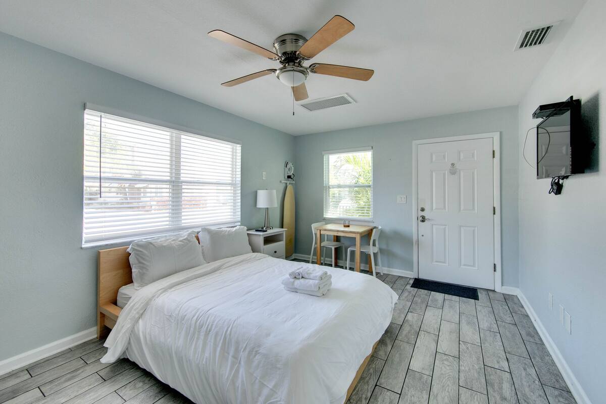 Queen Studio with Kitchenette (Unit 9) | 1 bedroom, hypo-allergenic bedding, individually decorated