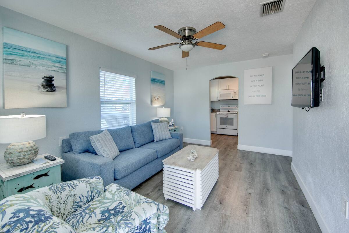 One-Bedroom Suite, Pool View (Unit 1) | Living area | 32-inch flat-screen TV with cable channels, TV