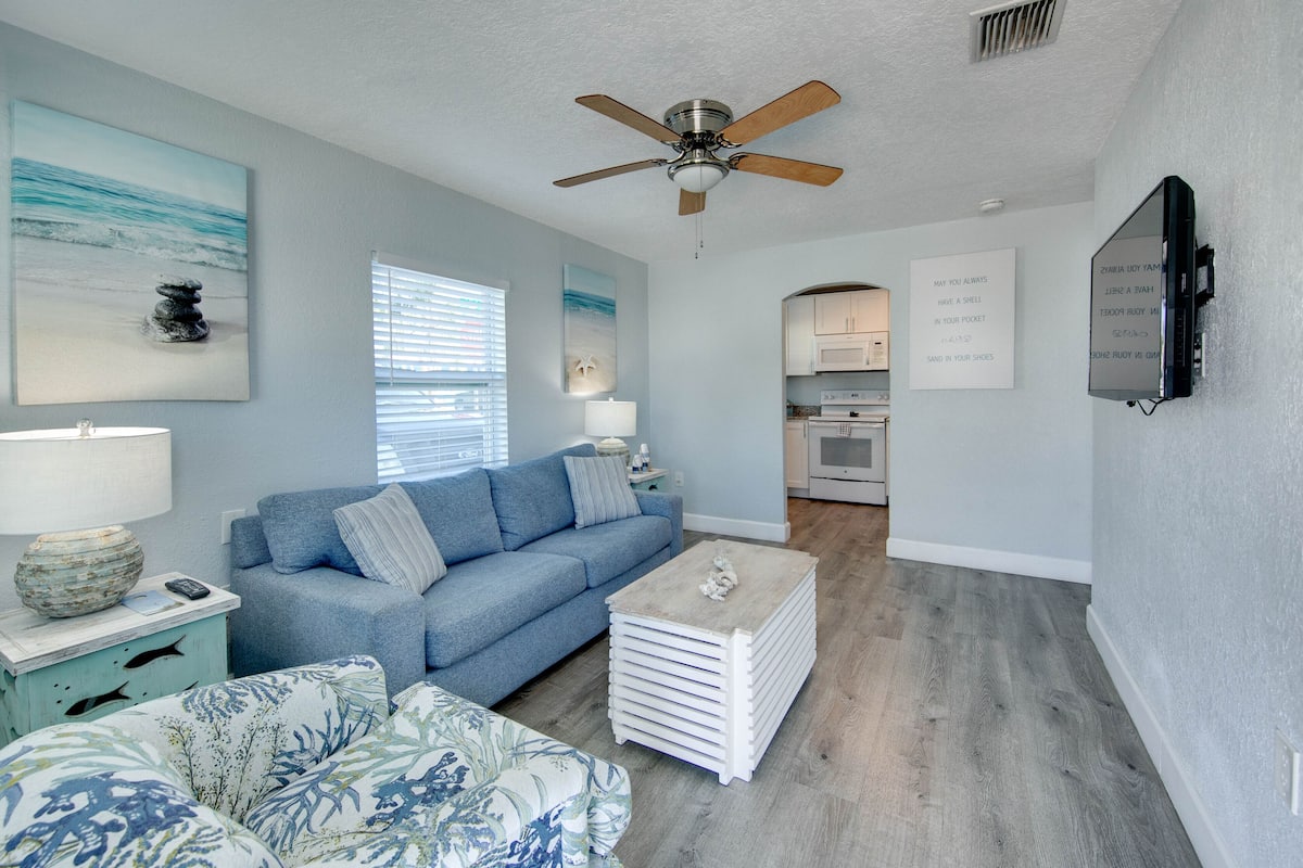 One-Bedroom Suite, Pool View (Unit 1) | Living area | 32-inch flat-screen TV with cable channels, TV