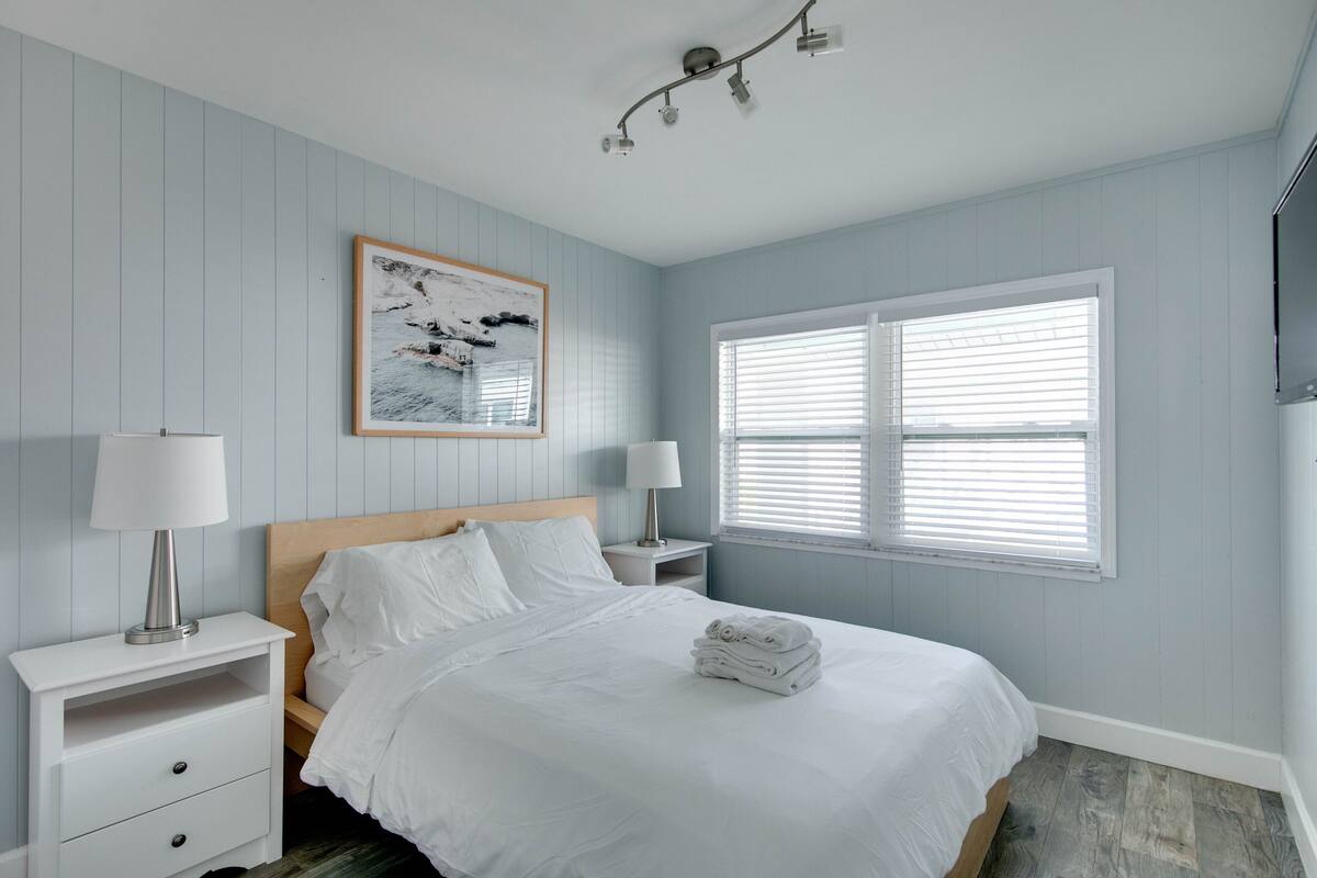 Deluxe Room, 2 Bedrooms | 1 bedroom, hypo-allergenic bedding, individually decorated