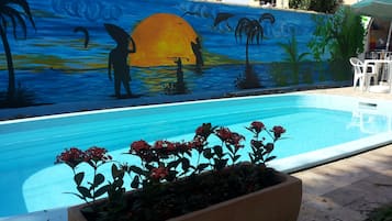 Hồ bơi ngoài trời, ghế dài tắm nắng