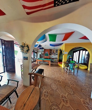 Living area - Geckos Hostel (Florianópolis)