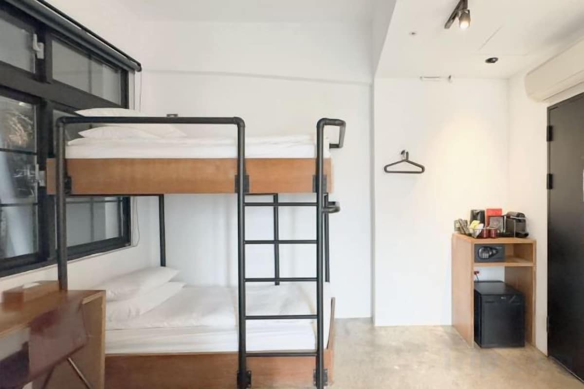 Een minibar, een kluis op de kamer, een bureau, een laptopwerkplek
