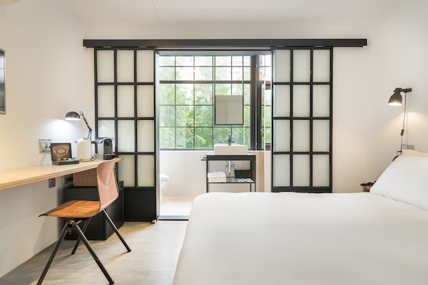 Loft Superior - 1 dubbelsäng - kylskåp - utsikt mot parken | Minibar, värdeförvaringsskåp på rummet och individuell inredning