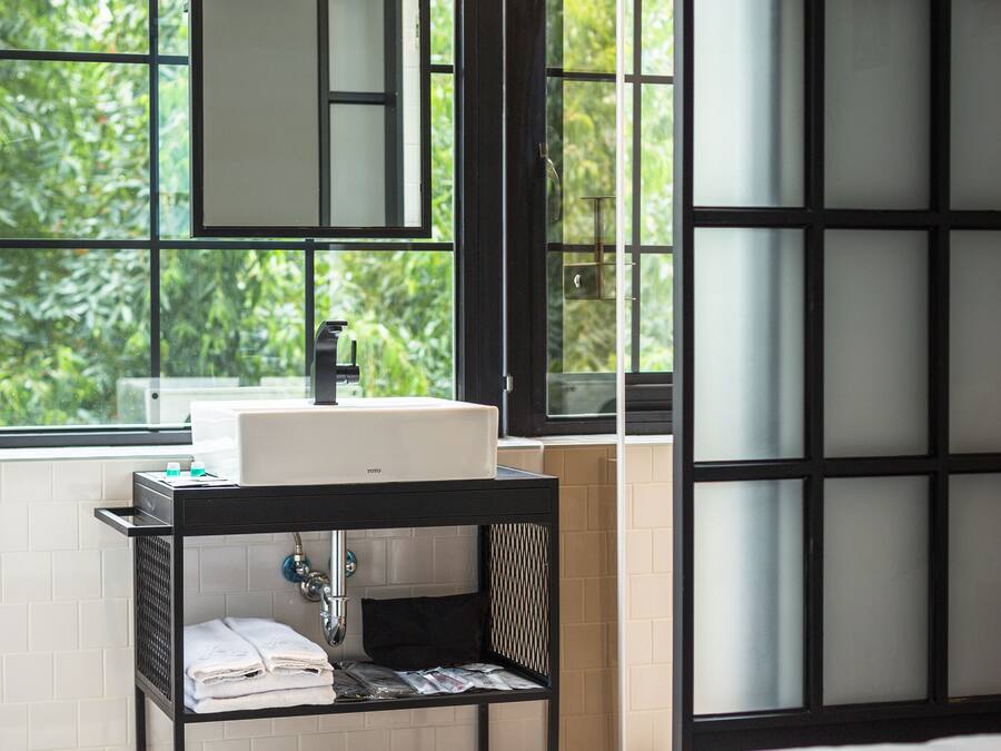 Loft superior, 1 cama doble, frigorífico, vistas al parque | Lavabo del cuarto de baño