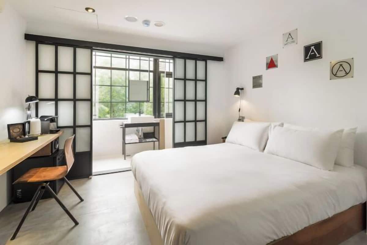 Minibar, värdeförvaringsskåp på rummet och skrivbord