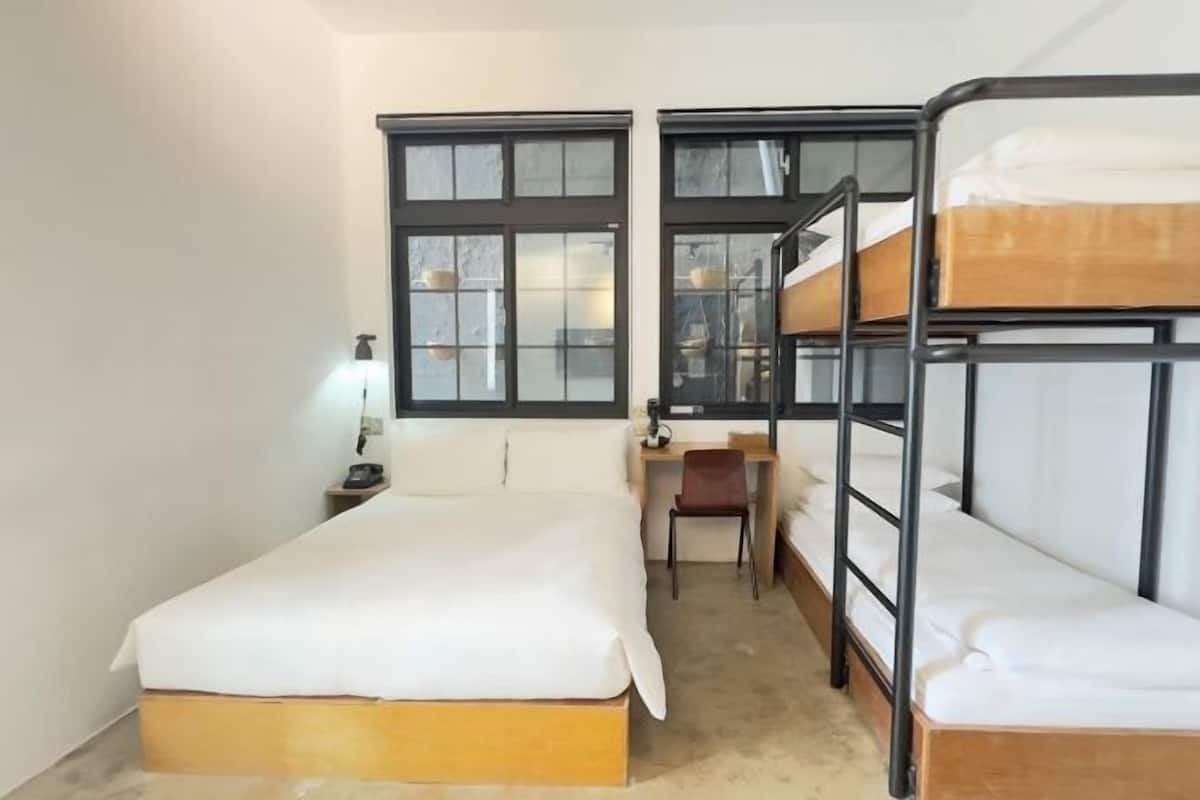 Minibar, värdeförvaringsskåp på rummet och skrivbord