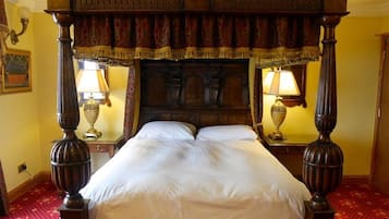 Habitación doble Deluxe, baño en la habitación (With 4 Poster Bed) | Decoración personalizada, muebles diferentes y escritorio