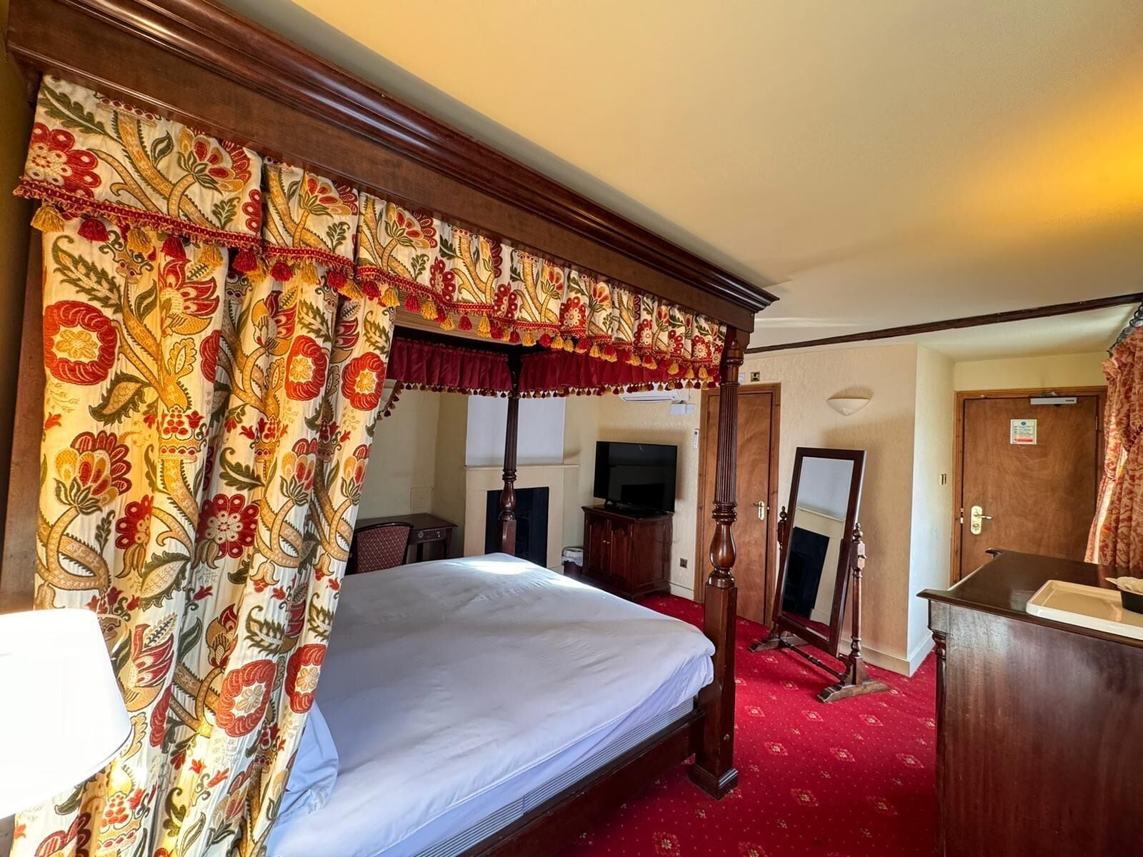 Deluxe Double Room, Ensuite (With 4 Poster Bed) | Desk, laptop workspace, individually decorated, individually furnished