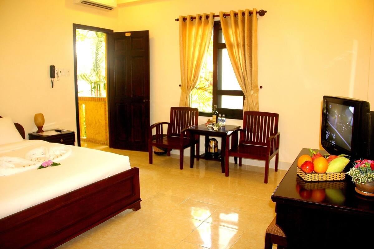 Minibar, blackout curtains, free WiFi