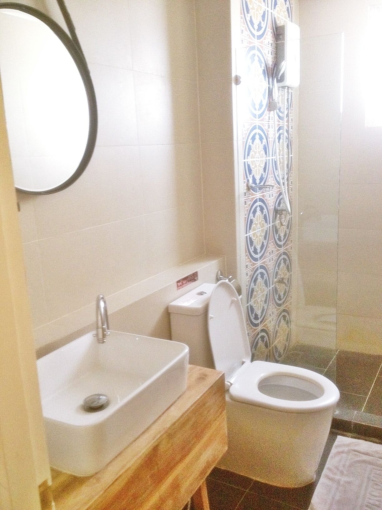 standard room | bathroom | shower, free toiletries, hair dryer, towels