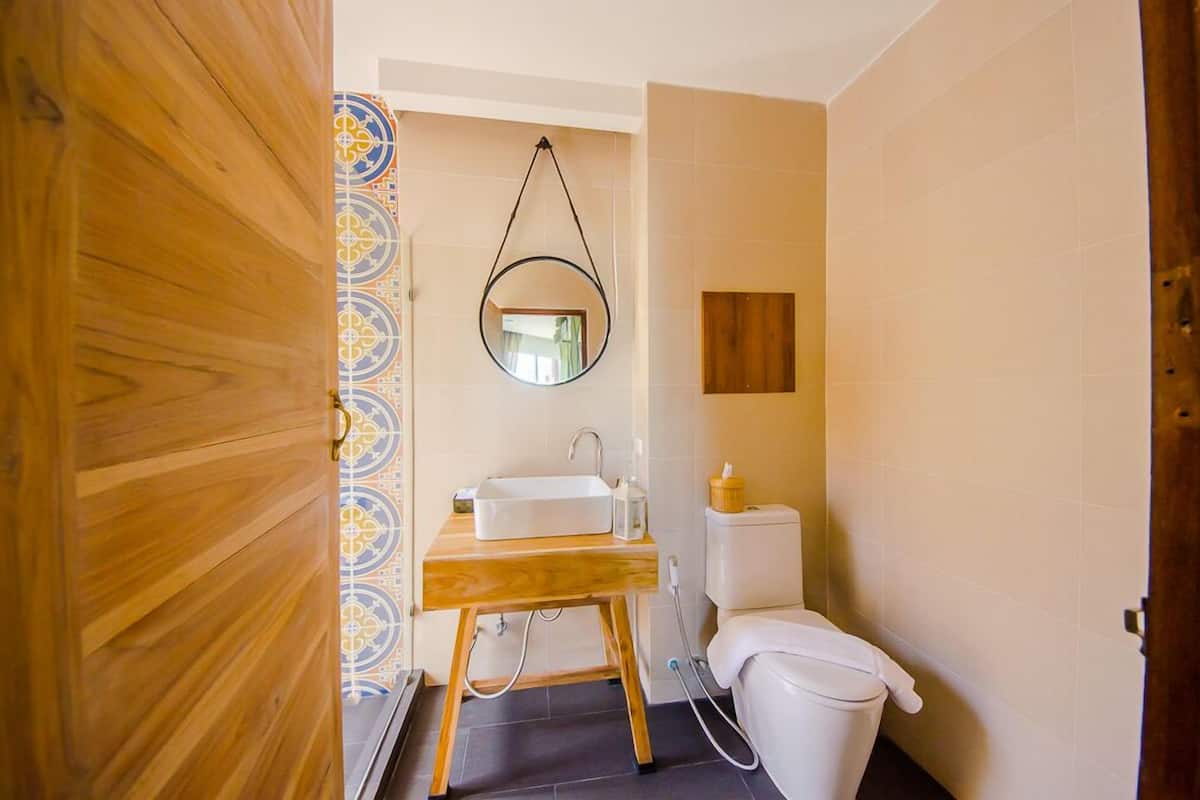 standard room | bathroom | shower, free toiletries, hair dryer, towels