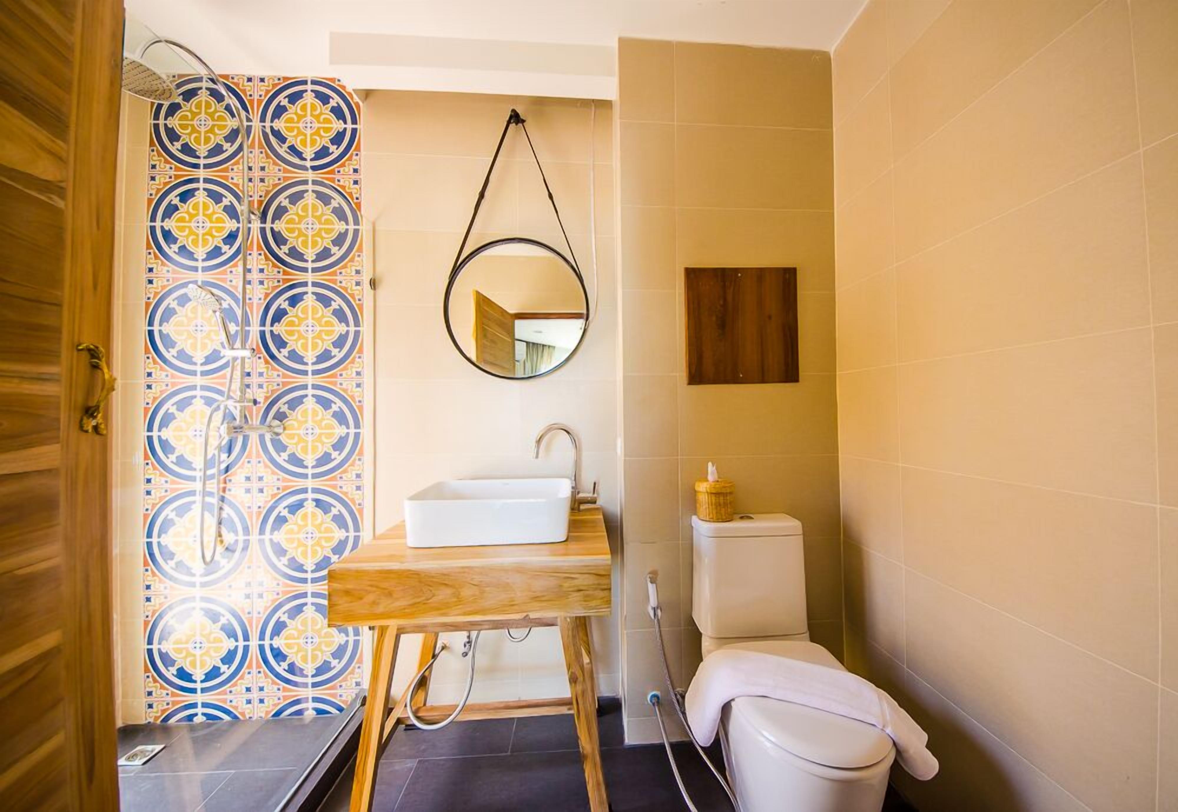 standard room | bathroom | shower, free toiletries, hair dryer, towels