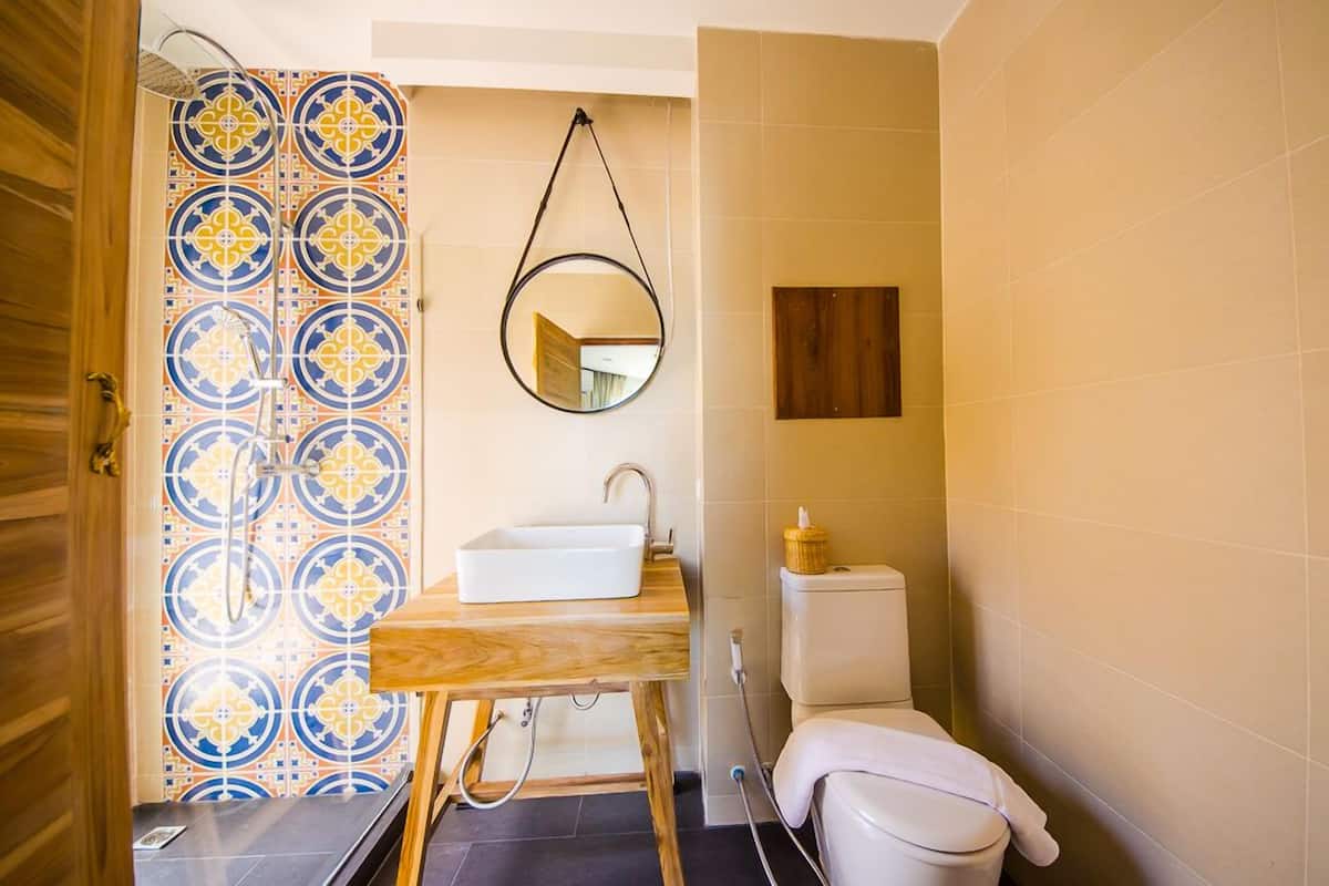 standard room | bathroom | shower, free toiletries, hair dryer, towels