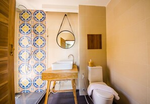 Camera Standard | Bagno | Doccia, set di cortesia gratuito, asciugacapelli, asciugamani