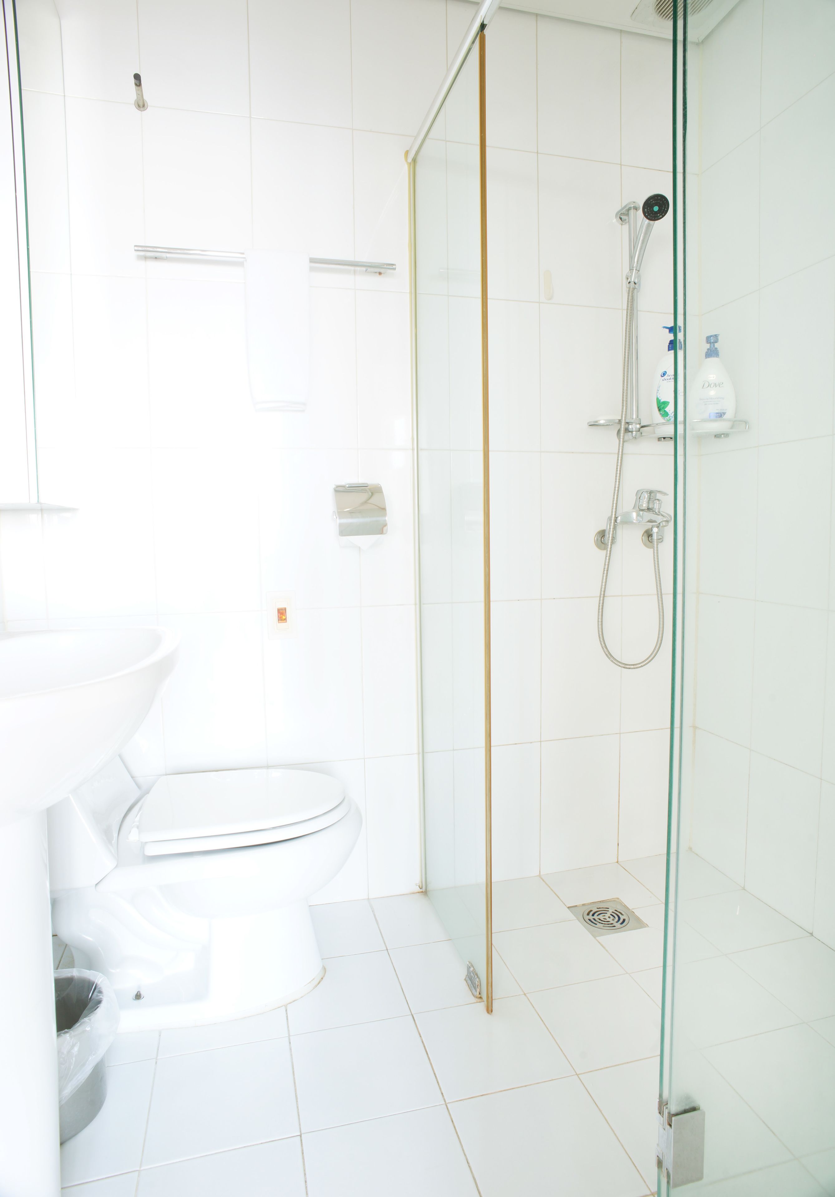 Ducha, artículos de tocador gratuitos, secador de pelo, pantuflas