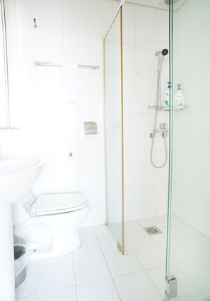 Pancuran mandi, kelengkapan dandanan diri percuma, pengering rambut 