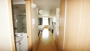 Blackout drapes, free WiFi - Gogo House (Incheon)