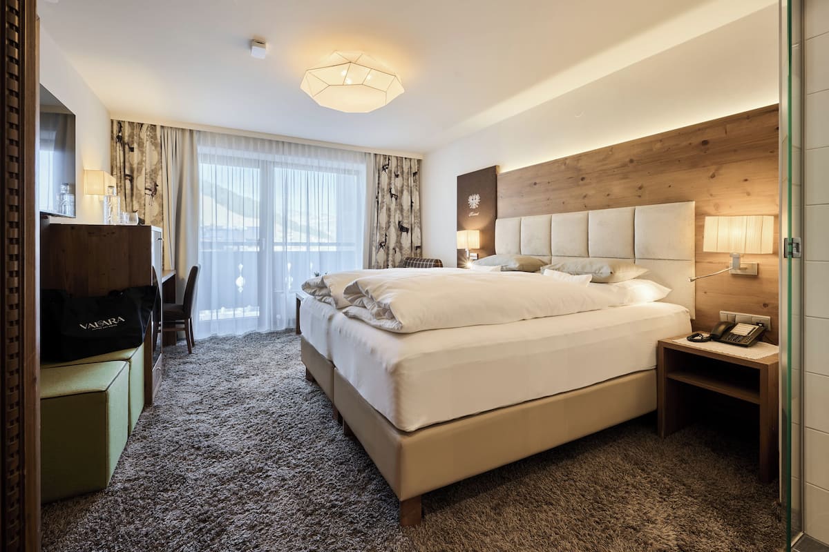Double Room Alpine Living | Hypo-allergenic bedding available, minibar, in-room safe
