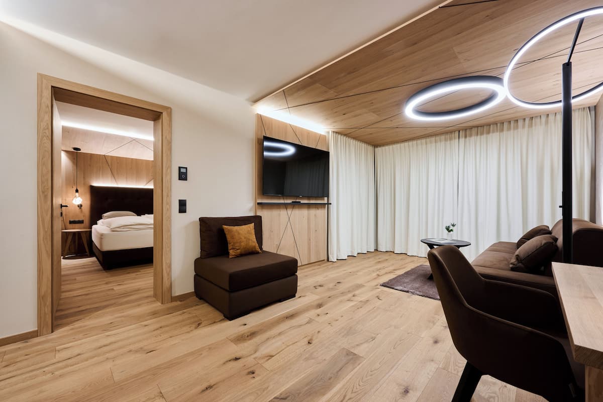 Suite Alpine Living | Hypo-allergenic bedding available, minibar, in-room safe