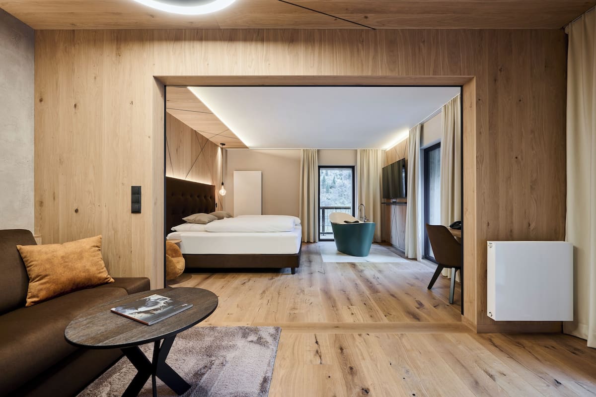 Loft Luxury | Hypo-allergenic bedding available, minibar, in-room safe