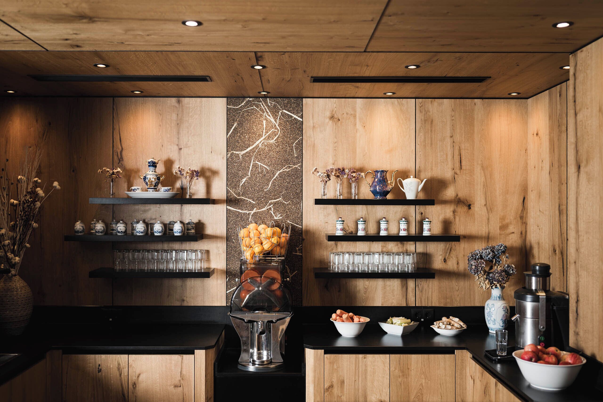 بوفيه فطور يوميًا بتكلفة قدرها (25.00 EUR للشخص)