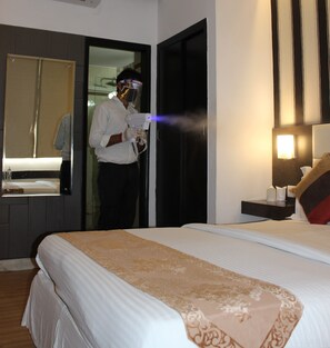 客房内保险箱、隔音、折叠床/加床（额外收费）、免费 WiFi