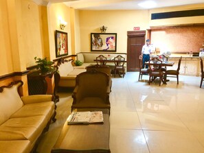 每日供應自助早餐 (每人 INR400)