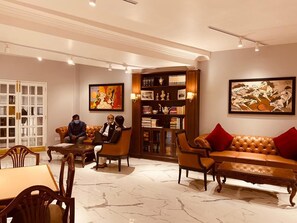 تناول الطعام داخل الغرفة