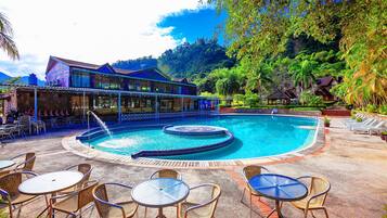 Una piscina al aire libre de temporada