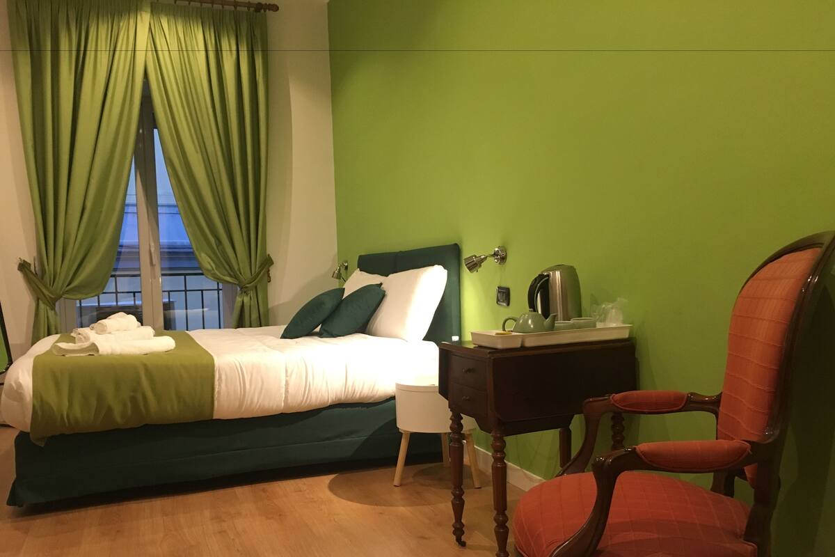 舒适三人房, 独立浴室 (Green) | 高档床上用品、记忆海绵床垫、客房内保险箱、办公桌