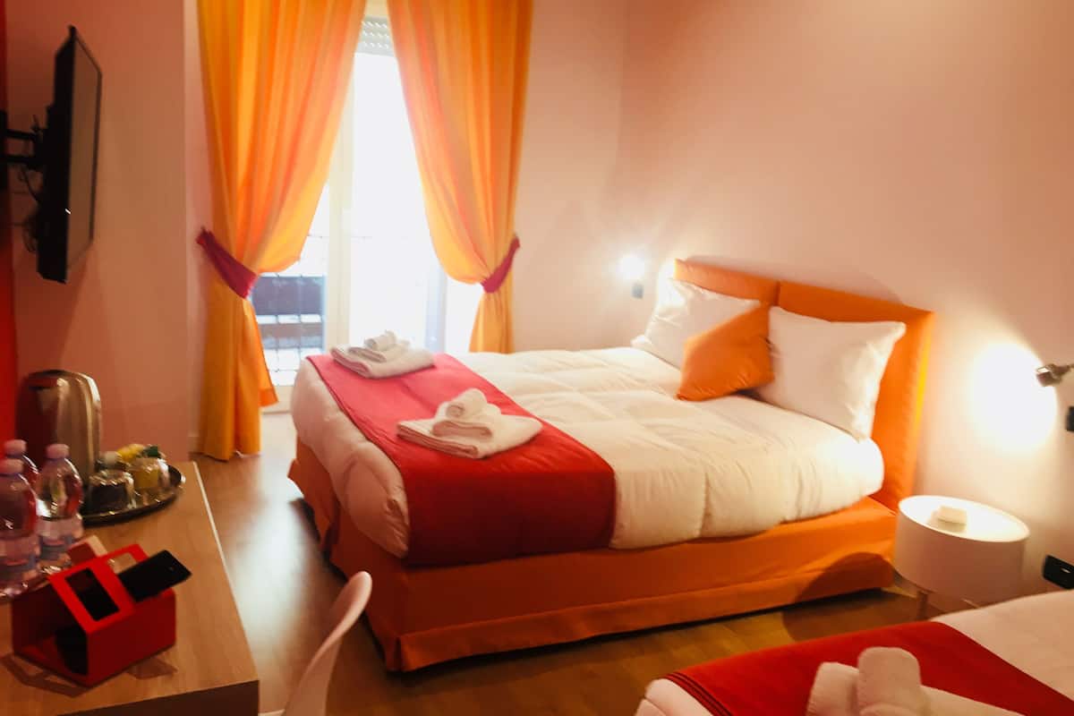 Phòng 3 Tiêu chuẩn, có phòng tắm riêng (Red) | Bộ đồ giường cao cấp, nệm cao su hoạt tính (memory foam)