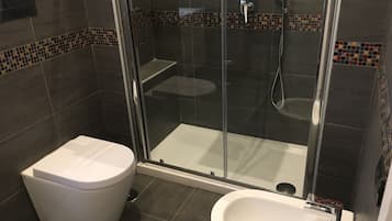 Suite, Ensuite | Bathroom | Shower, free toiletries, hair dryer, towels