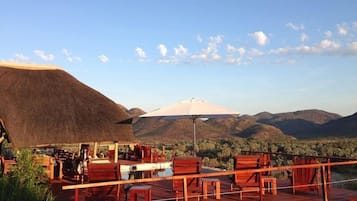 Se sirven desayunos, comidas, cenas y cocina internacional