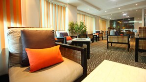 Lobby sitting area - The Beehive (Malé)