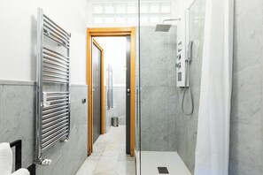 Standard Double Room | Bathroom | Shower, rainfall showerhead, free toiletries, hair dryer - Città Studi Suites - Top Collection (Milan)